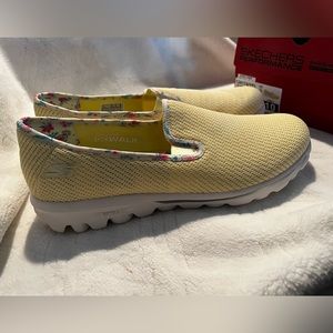 New~ Skechers Go Walk Classic Yellow 124174 Womens Knit Slip On Size 10